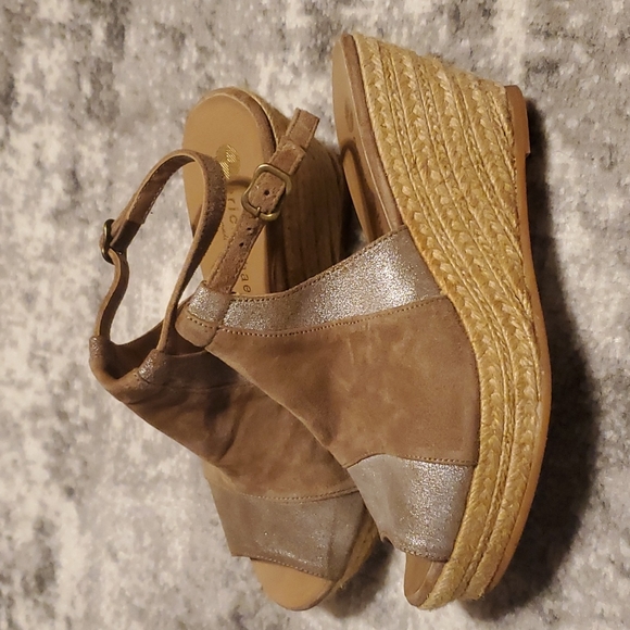 Cute metallic wedge sandal - Picture 3 of 6